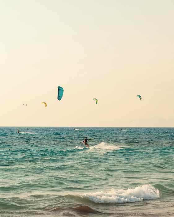 Man som vindsurfar i havet