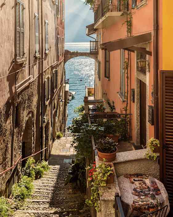 Smal gata i Varenna