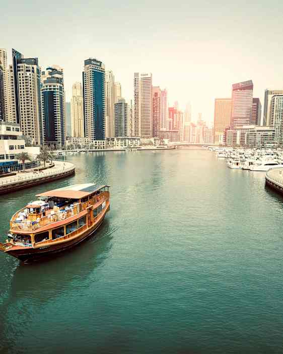 Båt i kanal i Dubai