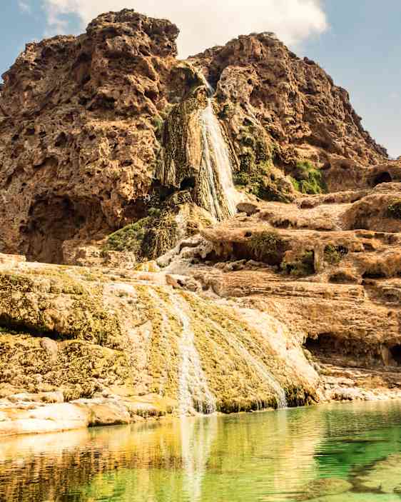 Klippor och grönt vatten i Salalah-regionen