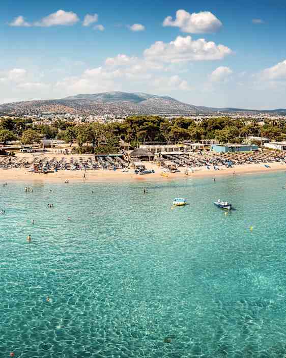Klarblått vatten vid en strand