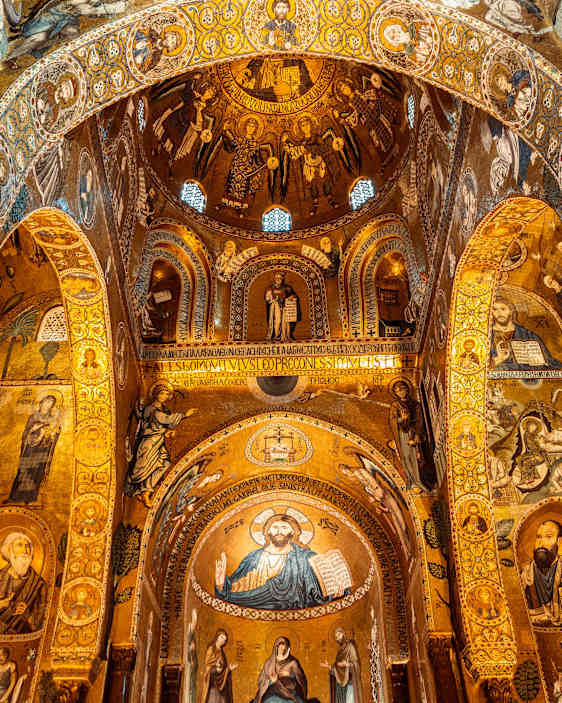 Vackert valv inuti palatset Capella Palatina