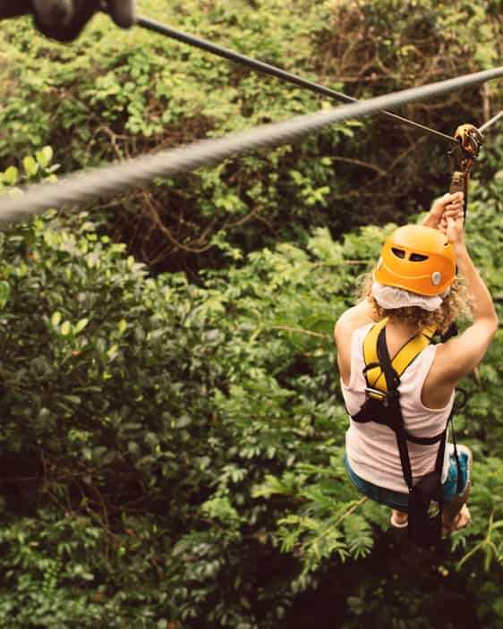 Person åker Zip Line över djungen på Koh Samui