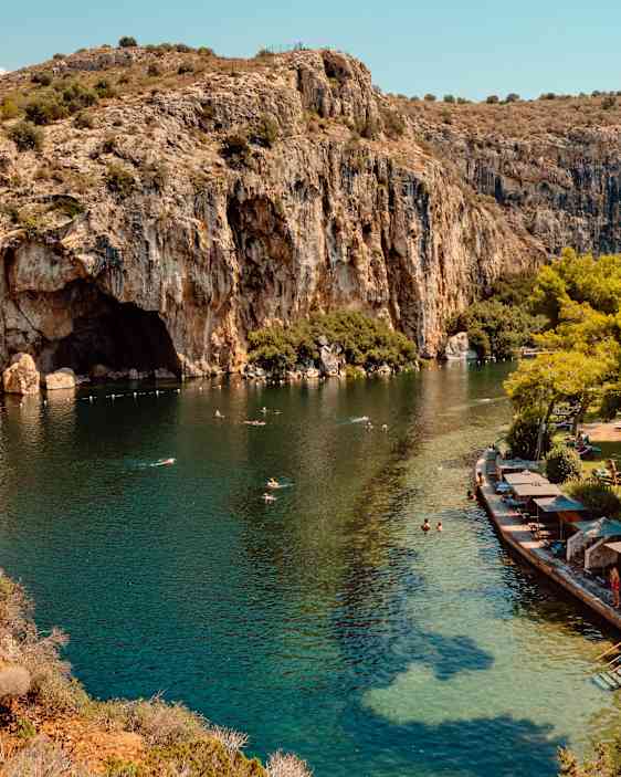 Turkos sjö omgiven av berg