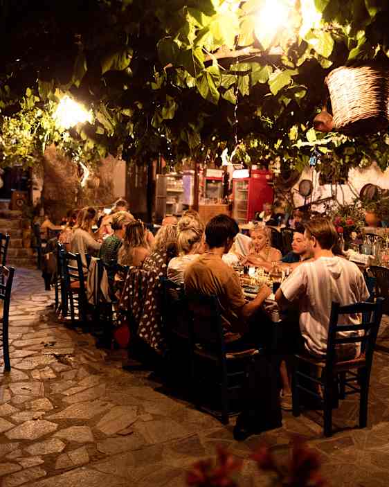 uppdukad restaurang på Kreta