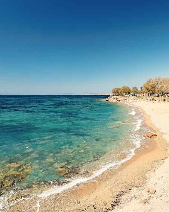 Klarblått vatten vid en strand