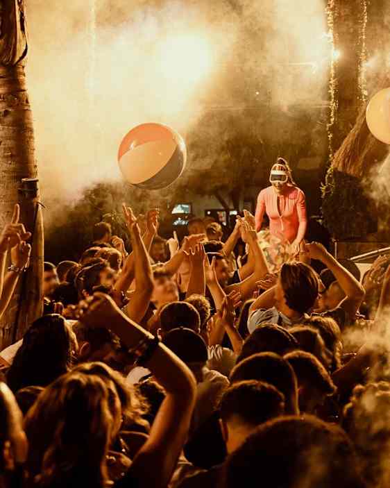Människor som dansar på en klubb