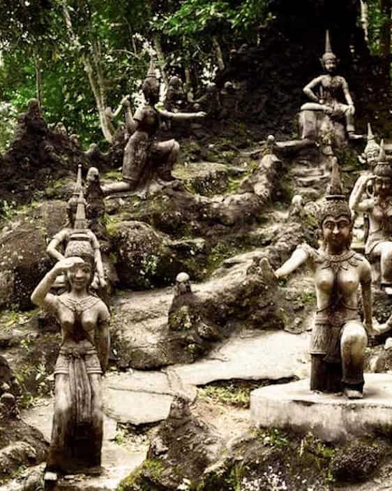 en Buddah staty på ett berg