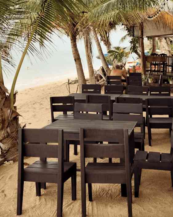 Bord som står vid stranden på Jun Ham restaurang på Koh Samui