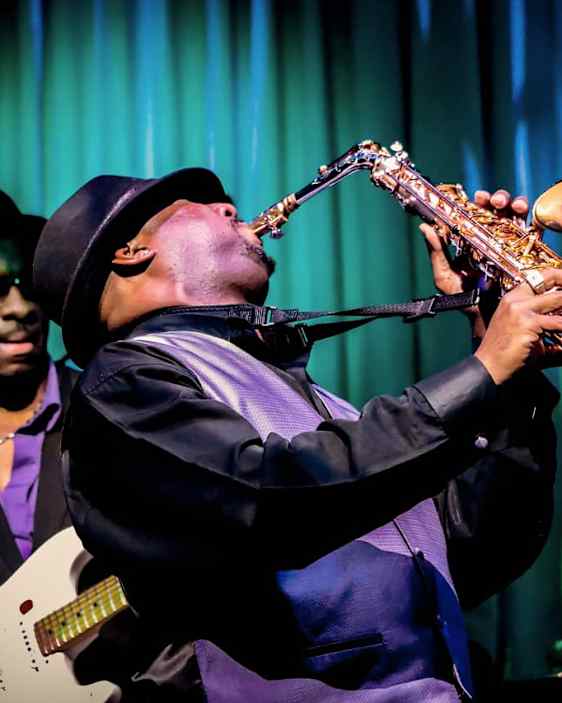 Man spelar på saxofon på en jazzklubb
