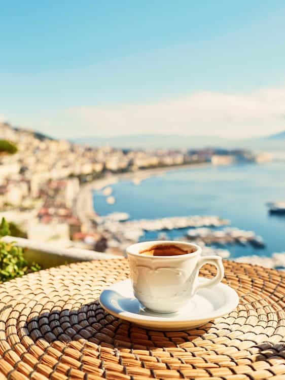 Kaffekopp på ett bord i Napoli