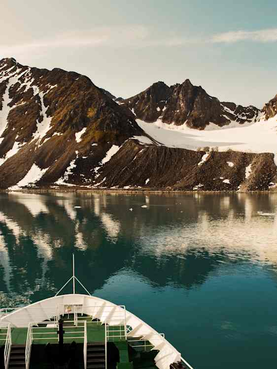 Vy från kryssningsfartyg i Alaska