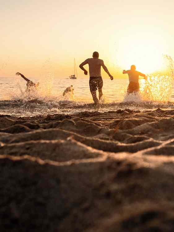 Människor som badar i havet
