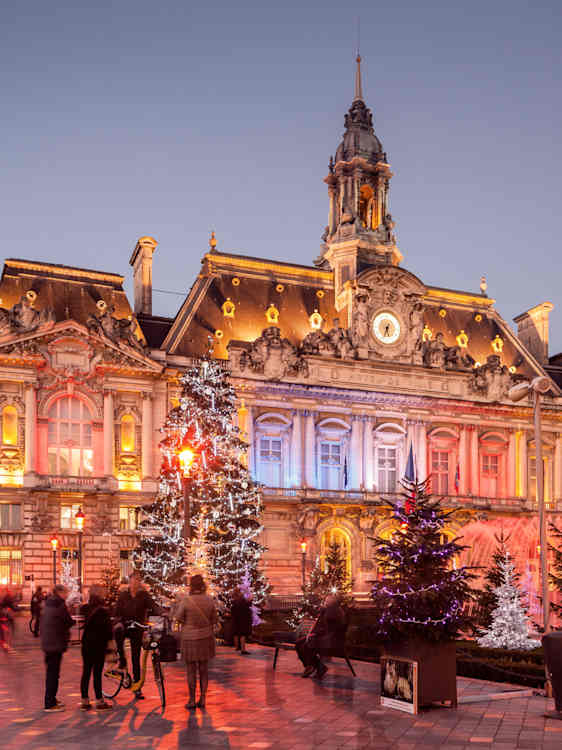 Karusell i solnedgång i Paris