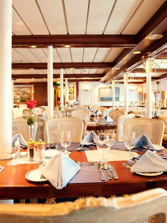 Restaurang ombord på segelkryssning