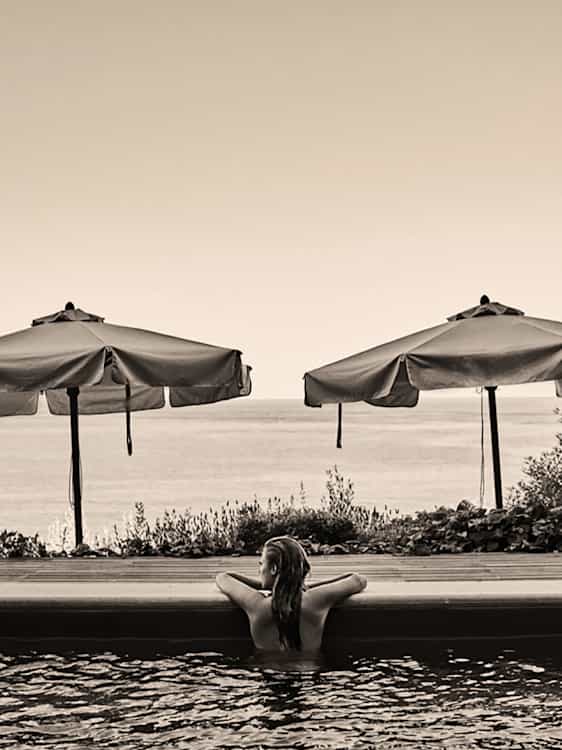 Kvinna i pool på Amalfikusten