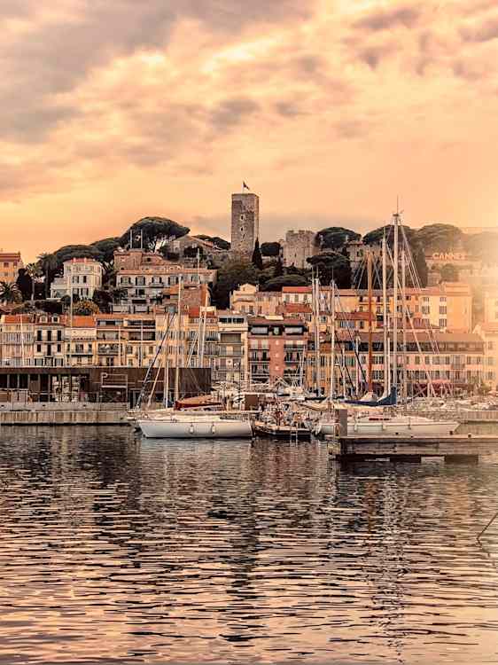 Solnedgång i hamnen i Cannes