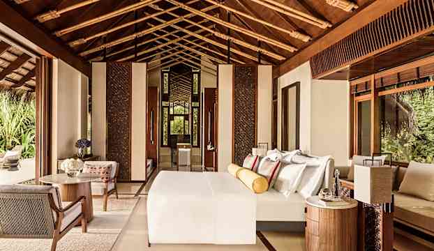 Ett elegant sovrum med trädetaljer och stora fönster mot grönska. (AI-genererad text)