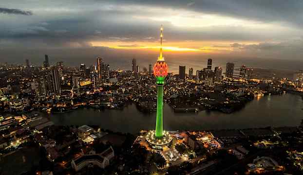 Ljusbelyst stadssiluett med torn och kvällssky. (AI-genererad text)