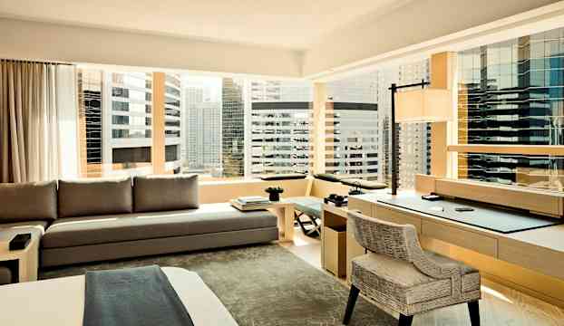 Modernt hotellrum med stora fönster och fin utsikt. (AI-genererad text)