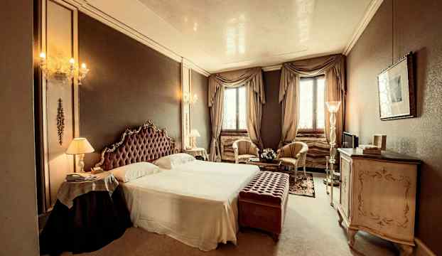 Ett elegant hotellrum med en dubbelsäng och lyxig inredning. (AI-genererad text)