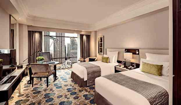 Hotellrum med två enkelsängar och stadsvy. (AI-genererad text)