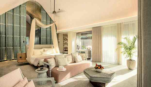 Ljust och elegant sovrum med himmelssäng, soffa och växter. (AI-genererad text)