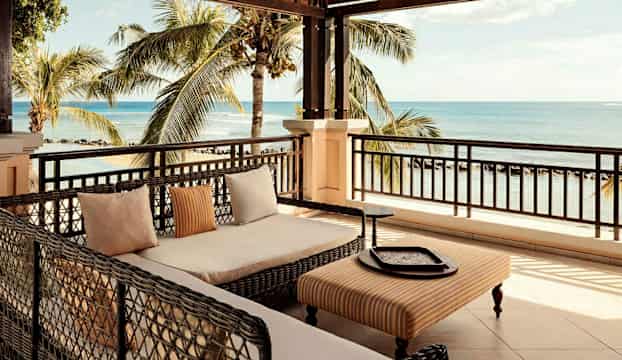 Altan med utsikt över havet och palmer. (AI-genererad text)