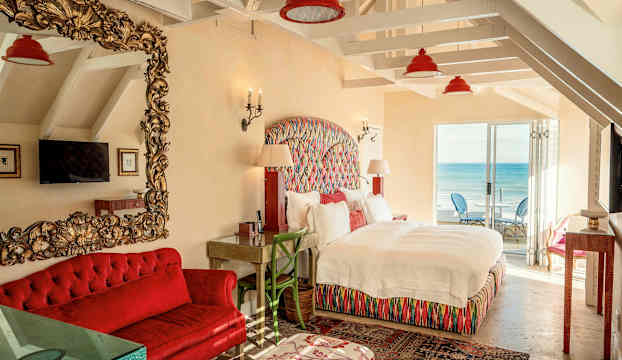 Elegant hotellrum med modern inredning, en stor säng och havsutsikt. (AI-genererad text)