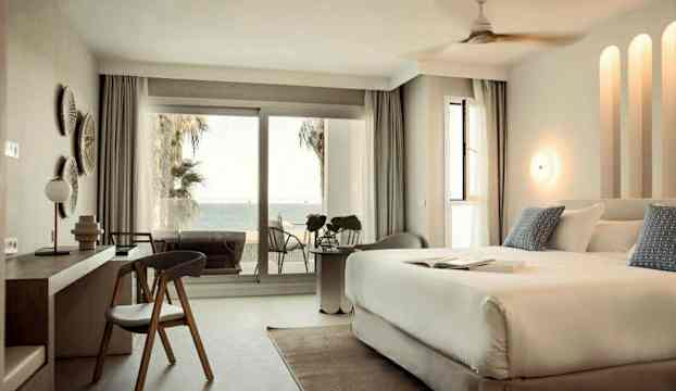 Hotellrum med modern inredning och havsutsikt. (AI-genererad text)