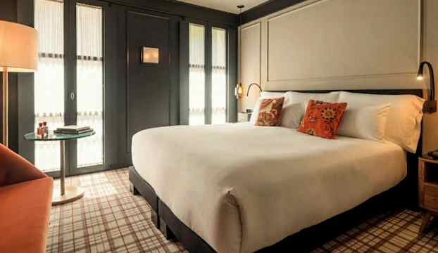 Ett elegant hotellrum med king size-säng och modern inredning. (AI-genererad text)