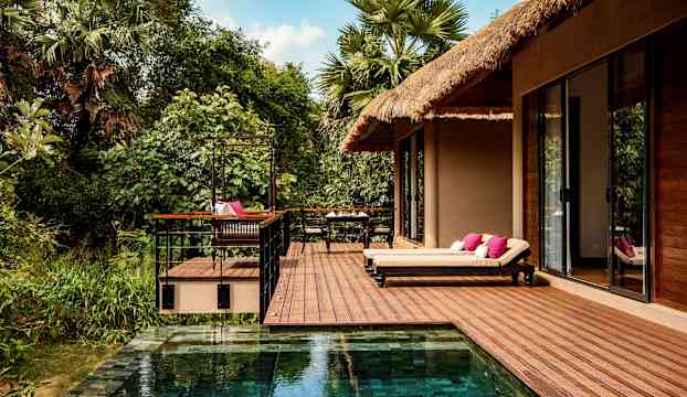 En veranda vid en bostad med pool och grönska. (AI-genererad text)