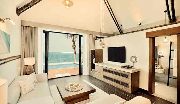 Modernt vardagsrum med havsutsikt och utgång till terrass. (AI-genererad text)