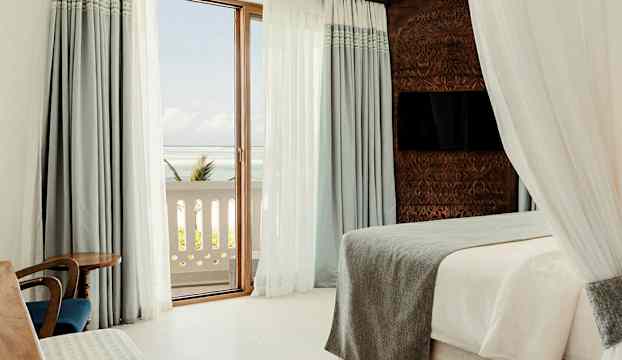 Hotellrum med stilfull inredning och havsutsikt. (AI-genererad text)