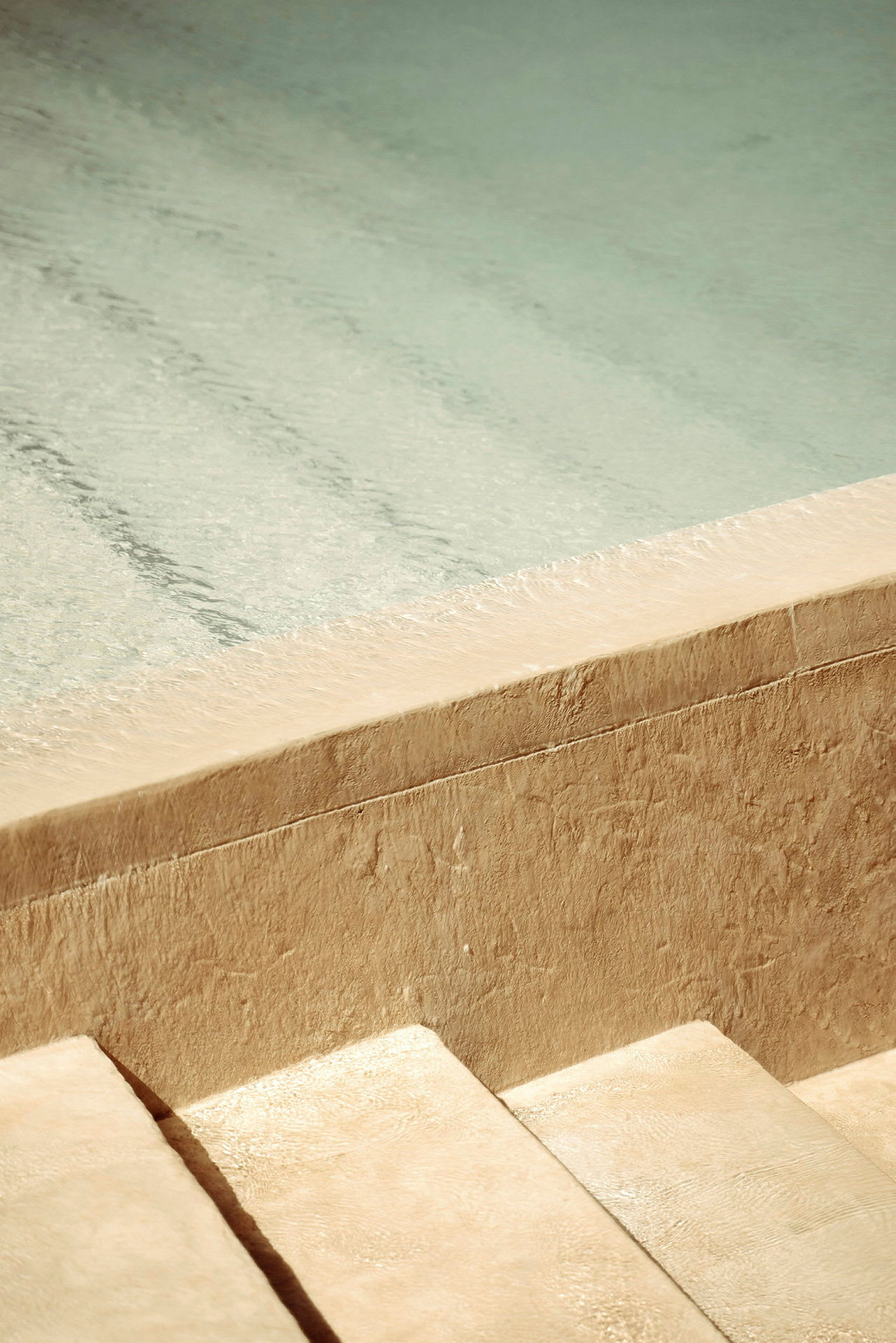 Stentrappa vid en pool. (AI-genererad text)