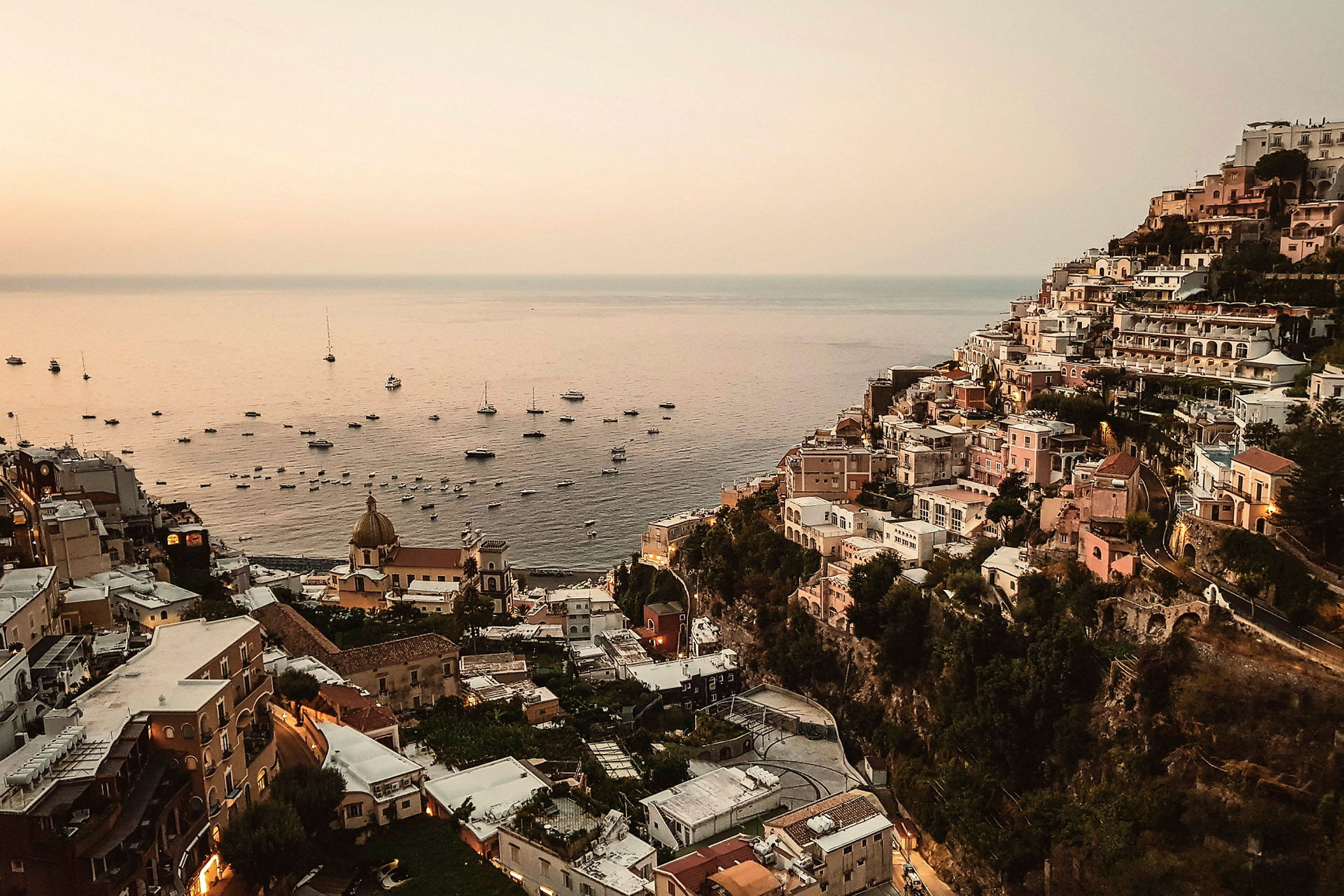 Vy över Positano med byggnader och hav. (AI-genererad text)