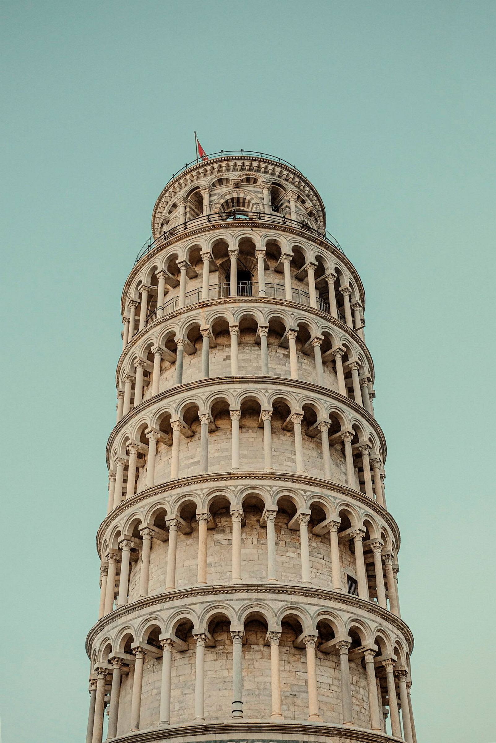 Bild av det lutande tornet i Pisa mot en klar himmel. (AI-genererad text)