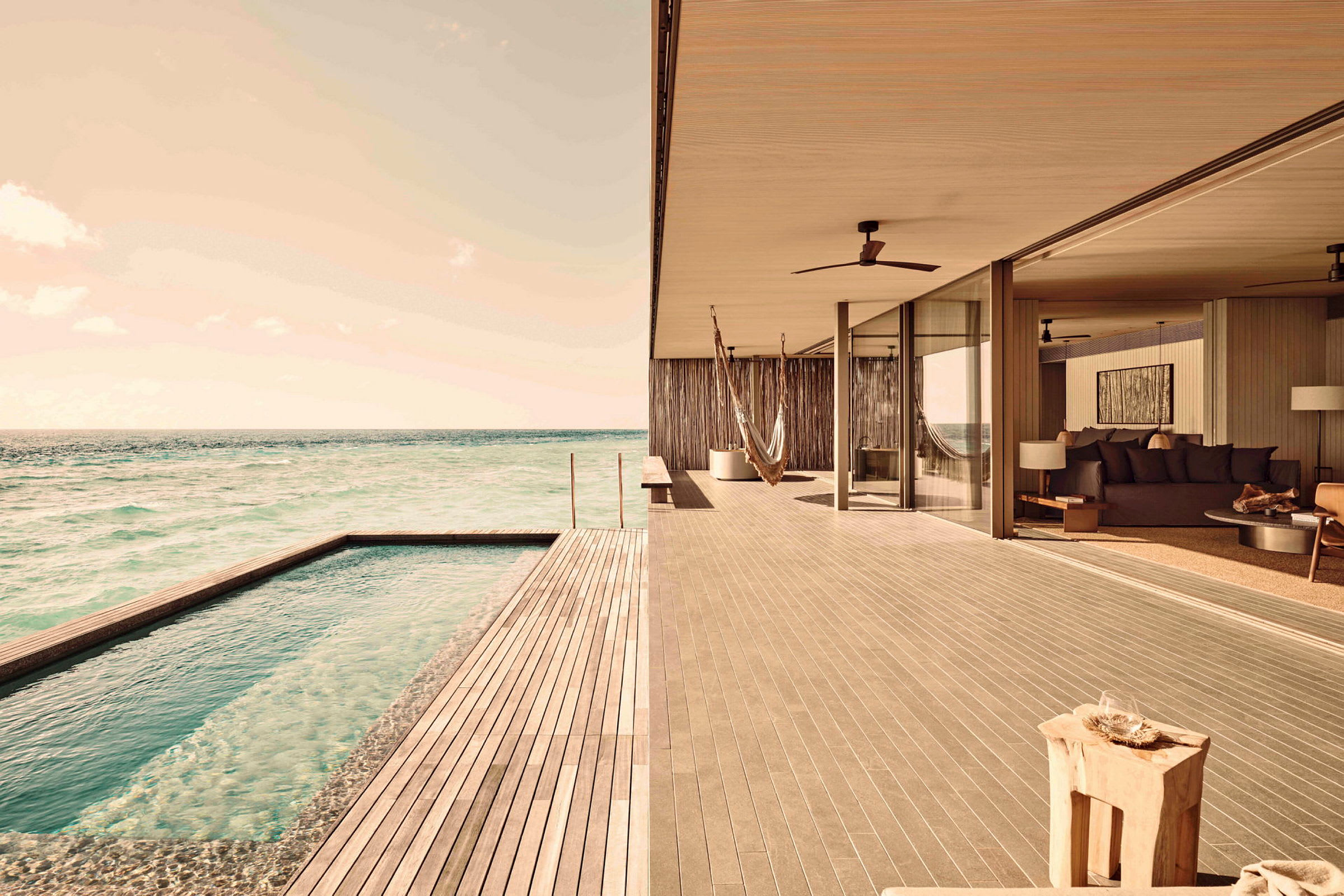 En terrass vid havet med pool och hängmattor. (AI-genererad text)
