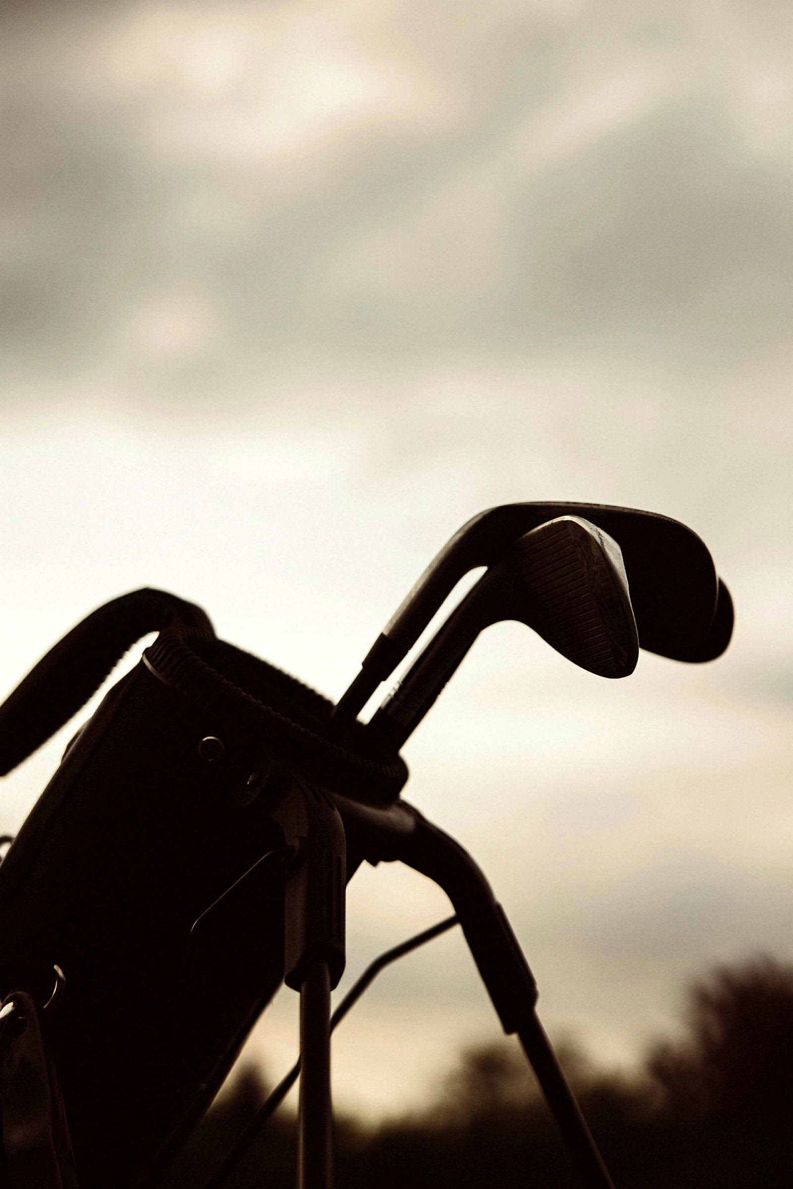 Golfklubbor i en bag med suddig bakgrund. (AI-genererad text)
