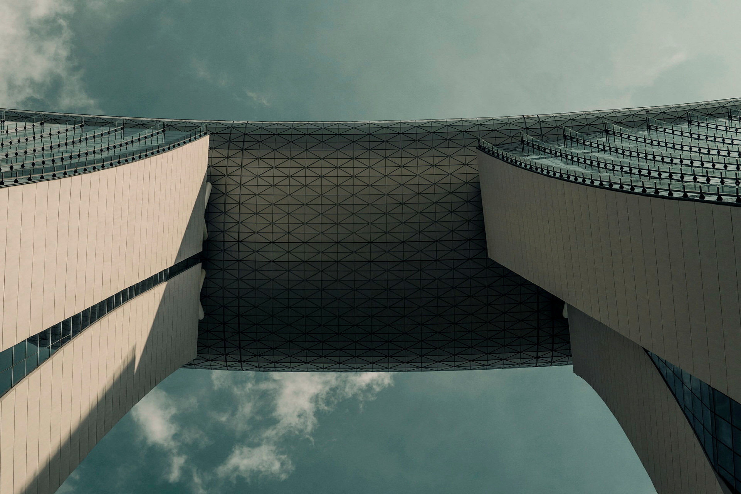 Vy underifrån av en modern arkitektonisk struktur. (AI-genererad text)