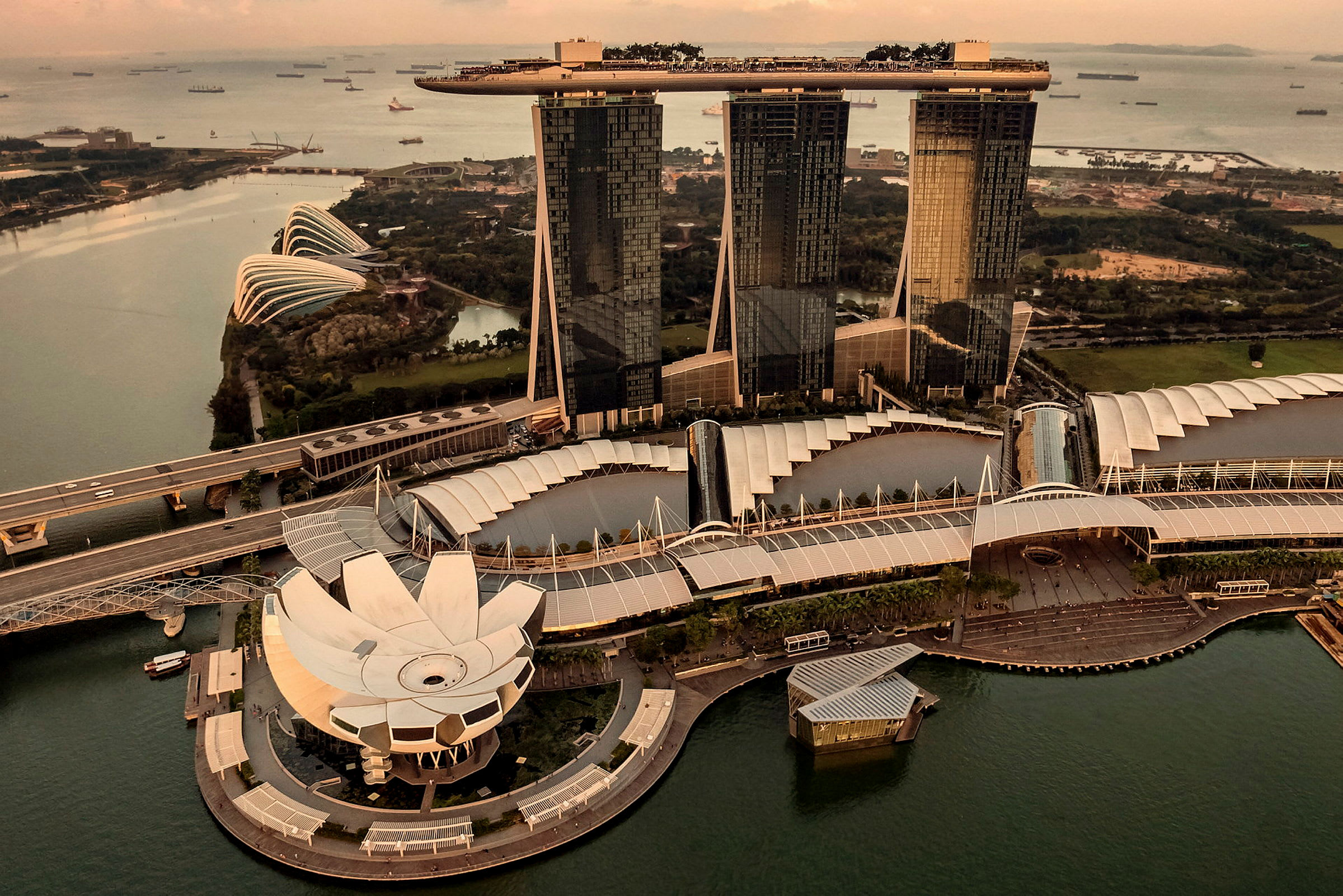 Vy över Marina Bay Sands och ArtScience Museum i Singapore vid solnedgång. (AI-genererad text)
