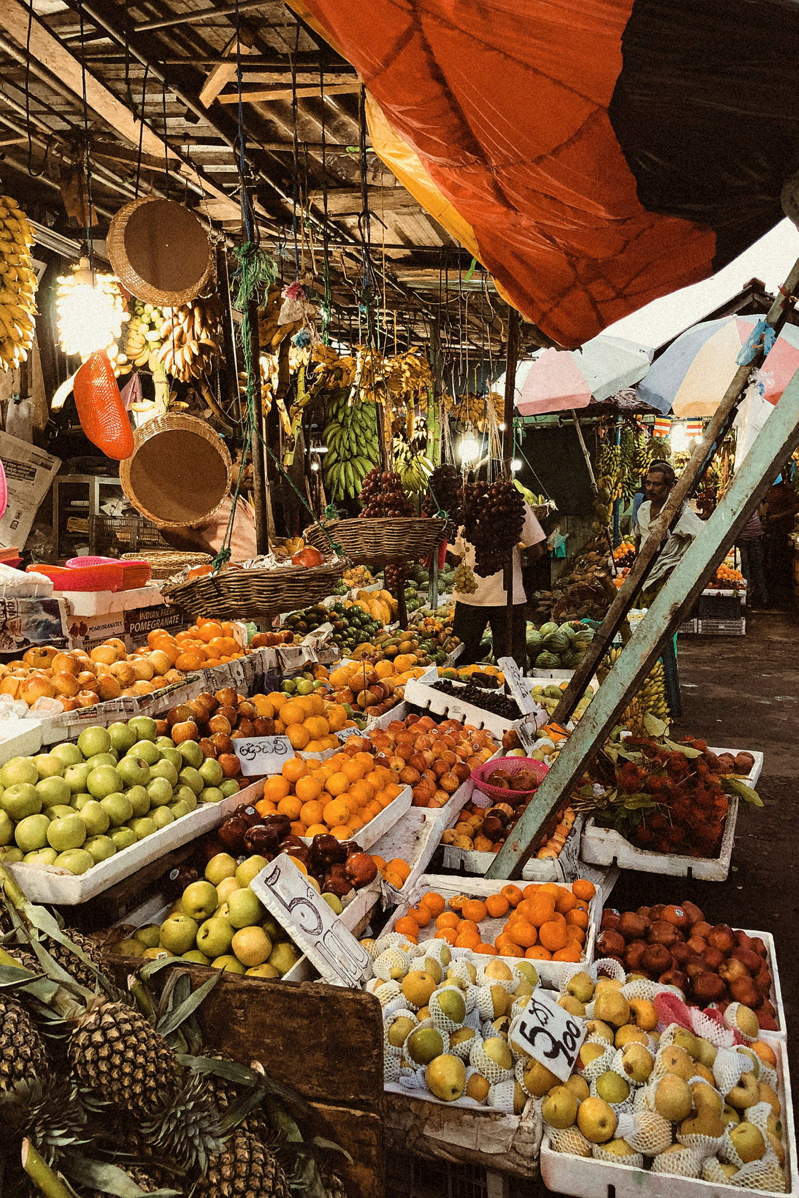 Ett färgglatt fruktstånd på en marknad med olika sorters frukt. (AI-genererad text)