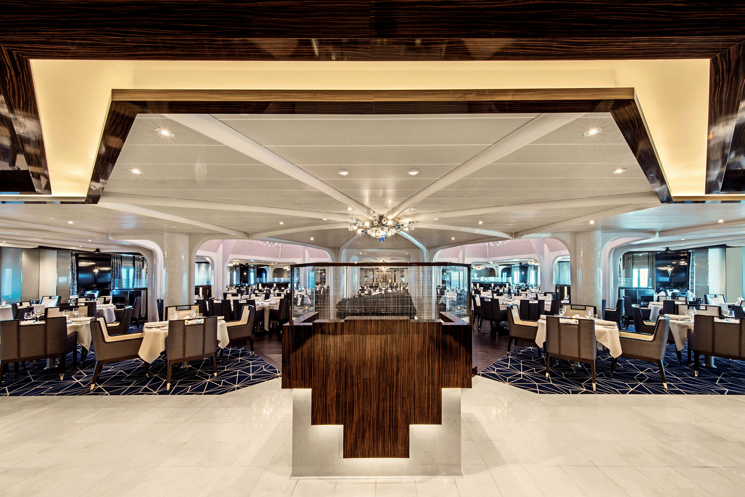 Bild av en elegant restaurang med dukade bord och modern inredning. (AI-genererad text)