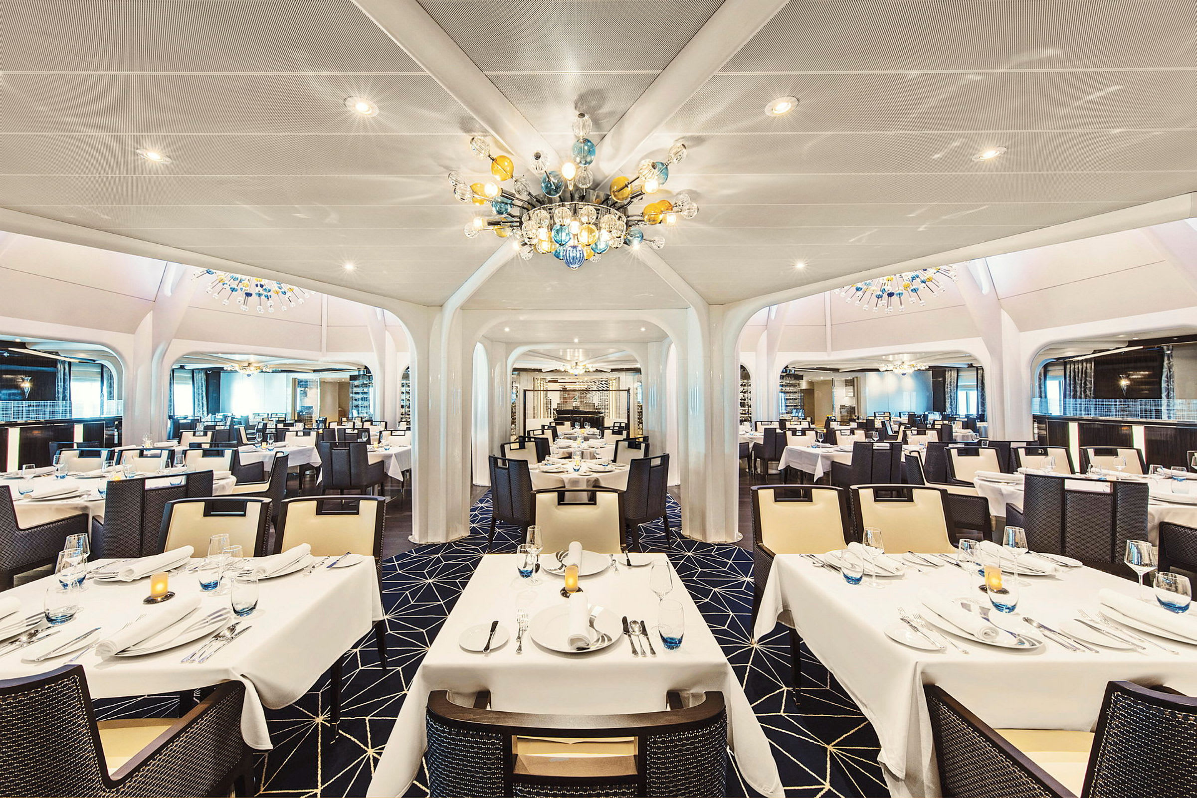 Elegant restaurang med vita dukar och moderna möbler. (AI-genererad text)
