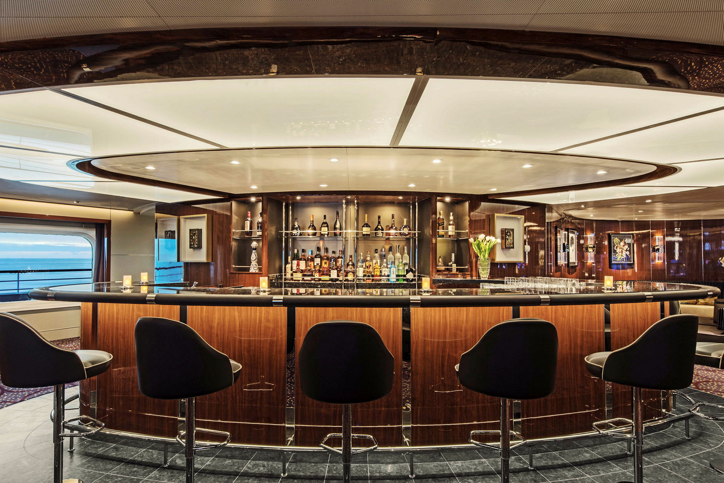 En elegant bar med samling av drycker och sittplatser. (AI-genererad text)