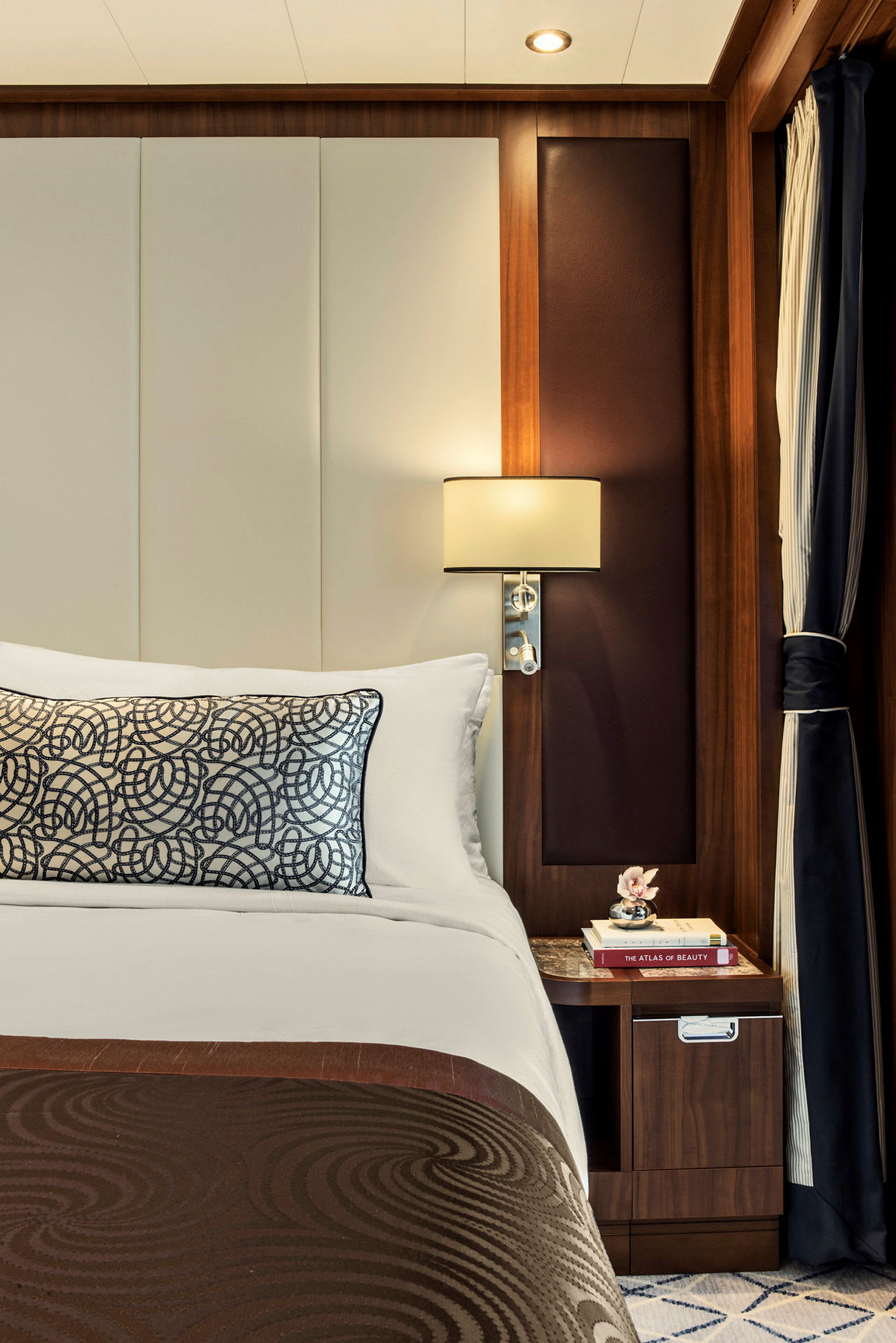 Modernt hotellrum med en bekväm säng, prydnadskudde och en träinredning. (AI-genererad text)