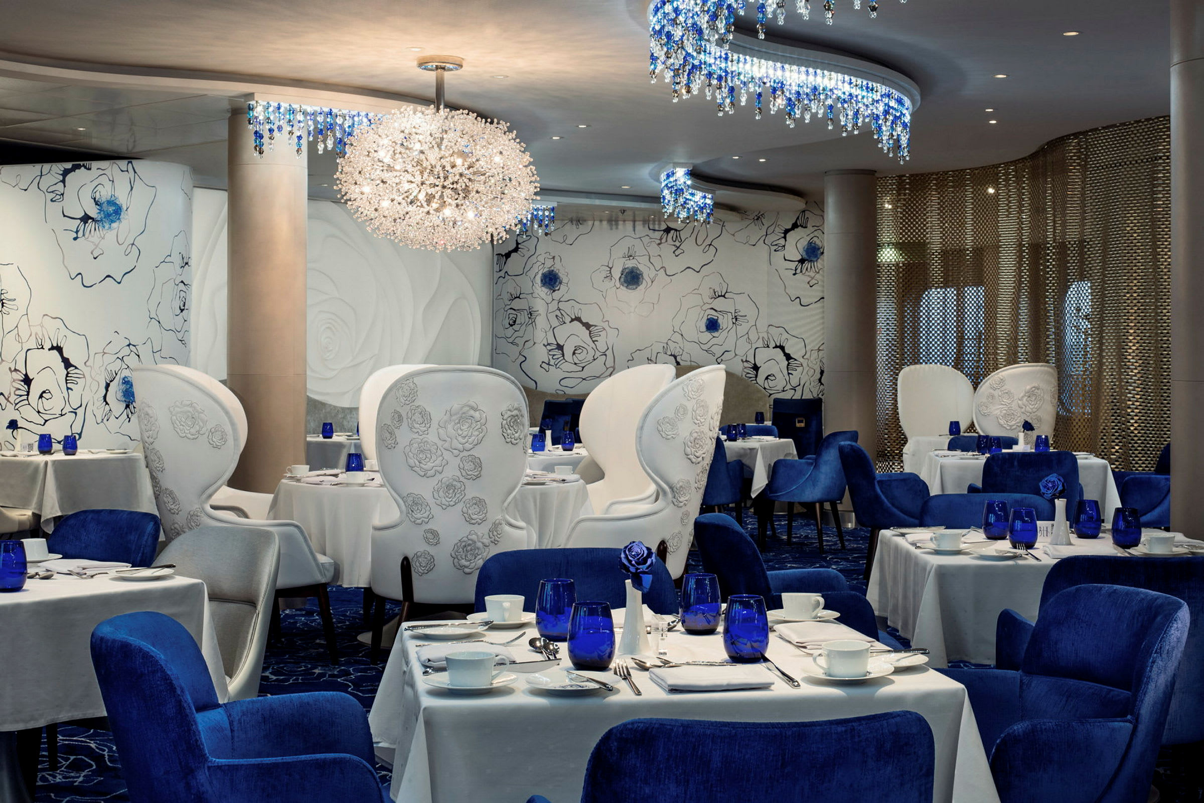 En elegant restaurang med blå stolar och vit bordsduk. (AI-genererad text)