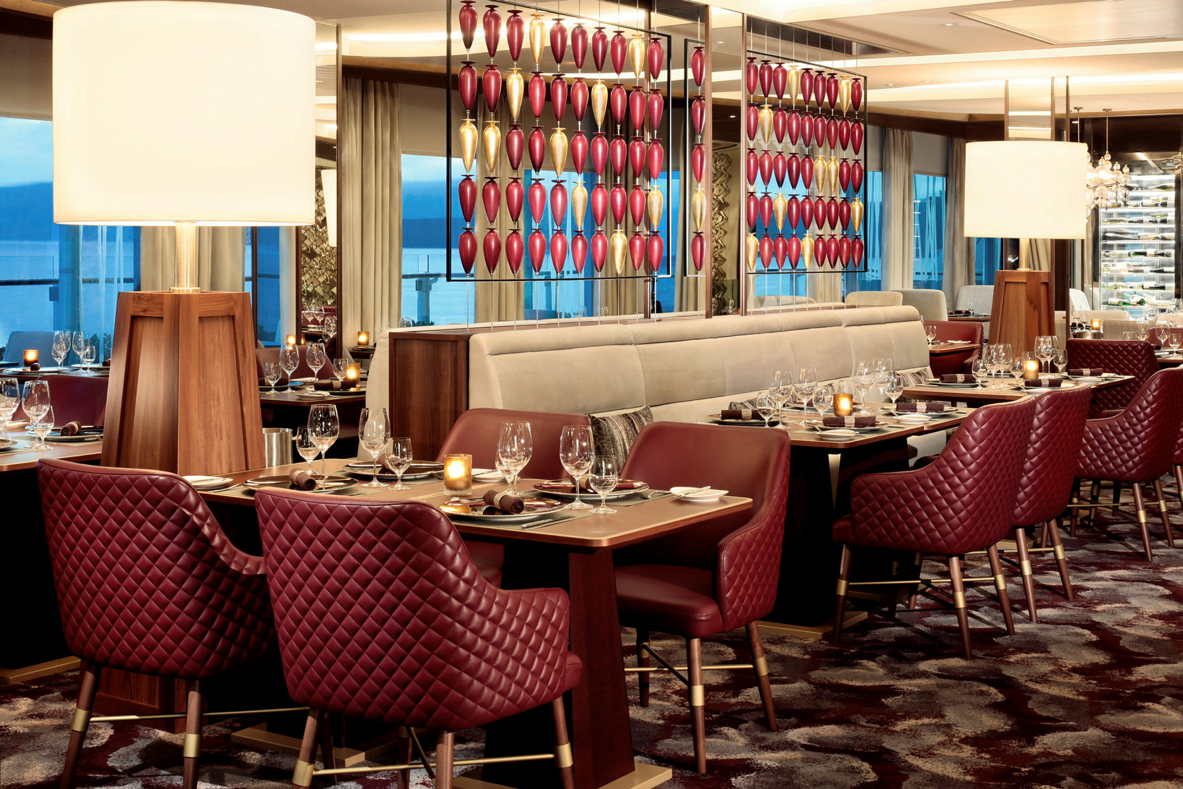 Elegant restaurang med vinröda stolar och dekorerade bord. (AI-genererad text)