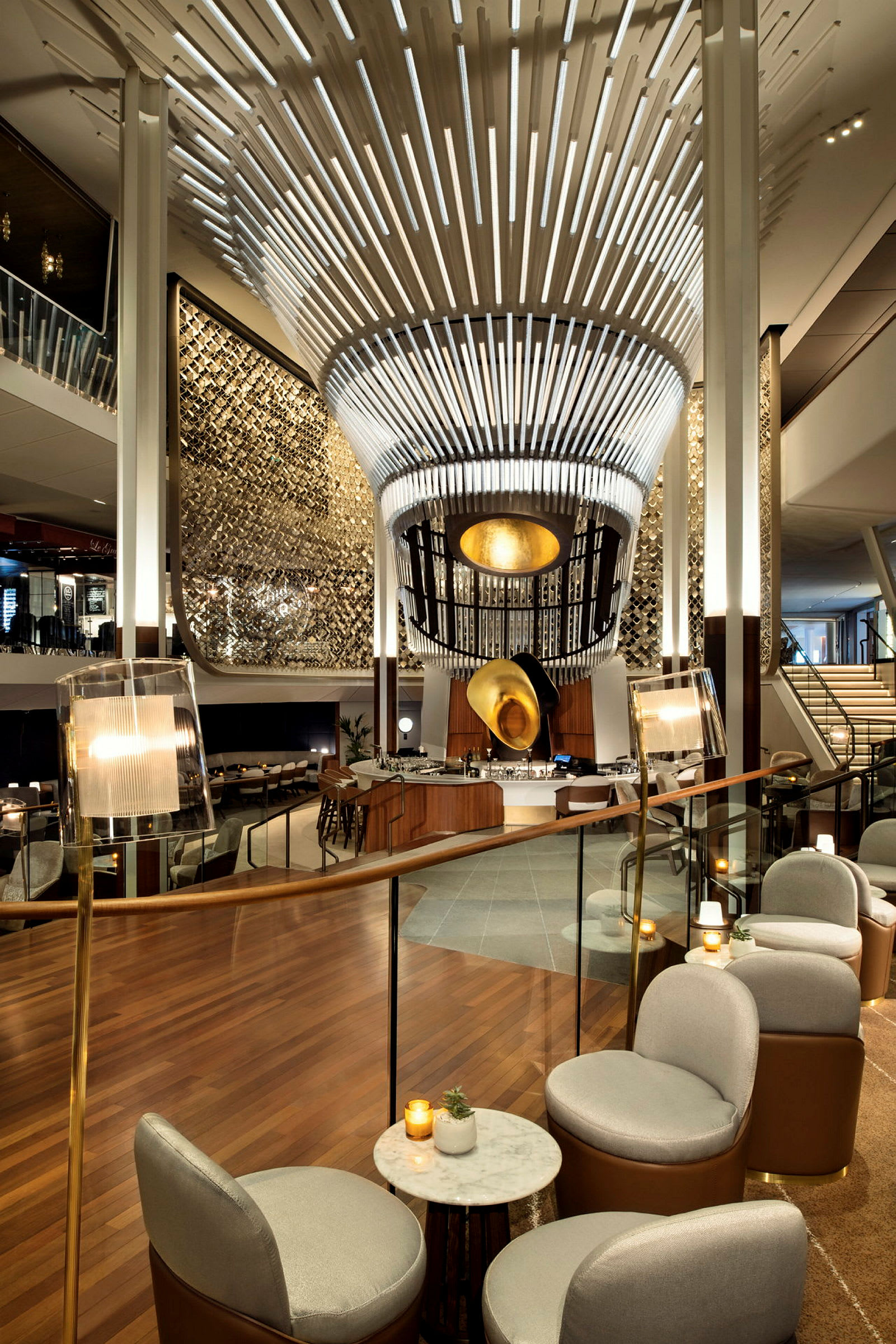 Hotelllobby med modern och elegant inredning, sittgrupper och dekorativ belysning. (AI-genererad text)