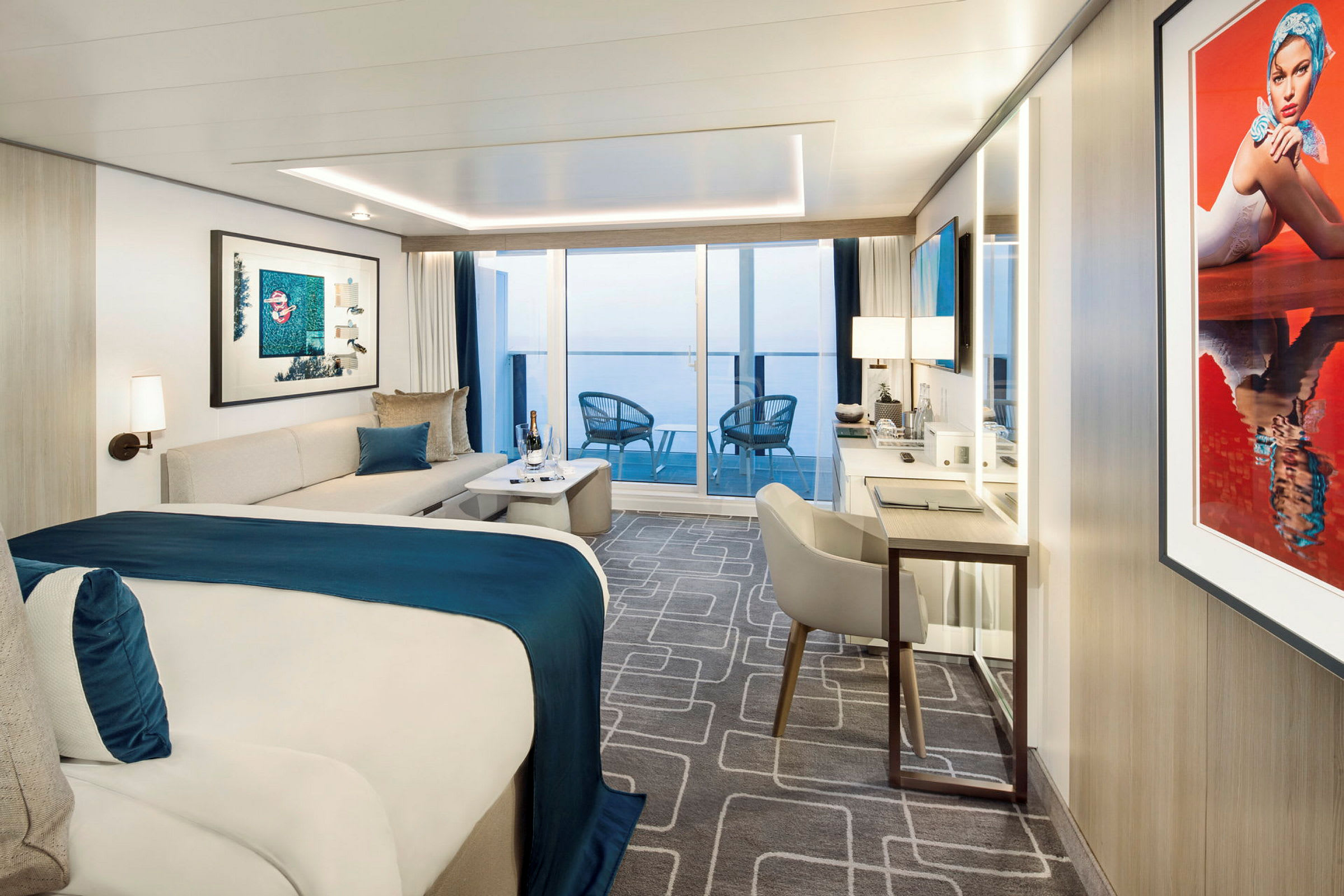 Elegant hotellrum med havsutsikt, inkluderande en dubbelsäng, sittgrupp, arbetsyta, och balkong med stolar. (AI-genererad text)